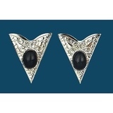 Kaulusklipsi mustalla kivellä