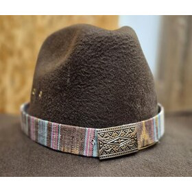 Hattupanta kudottu metallisoljella