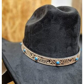 Hattupanta vaaleaa nahkaa, turkooseilla kivillä