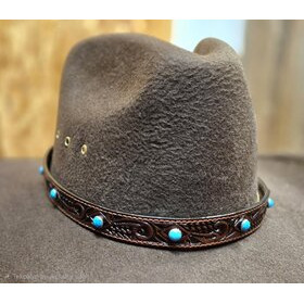 Hattupanta ruskeaa nahkaa, turkooseilla kivillä