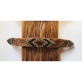 Hiussolki helmillä, hevosen jouhea