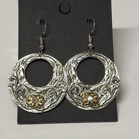 Korvakorut ympyrä kaiverruksella