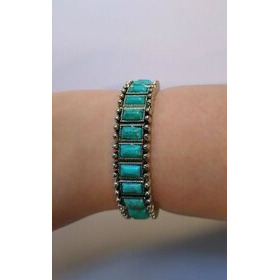 Venyvä käsikoru pienillä kivillä