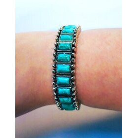 Venyvä käsikoru pienillä kivillä