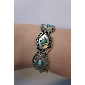 Venyvä käsikoru soikeilla conchoilla