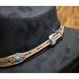 Hattupanta vaaleaa nahkaa, turkooseilla kivillä