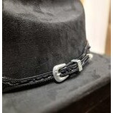 Hattupanta mustaa nahkaa, turkooseilla kivillä