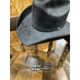 Hatun kaulanauha hevosen jouhia helmillä