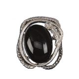 Huivisolki mustalla kivellä