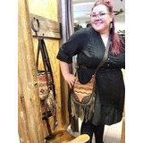 Käsilaukku Southwestern-kuvioilla ja hapsuilla