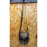 Käsilaukku Southwestern-kuvioilla ja hapsuilla