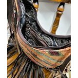 Käsilaukku Southwestern-kuvioilla ja hapsuilla