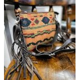 Käsilaukku Southwestern-kuvioilla ja hapsuilla
