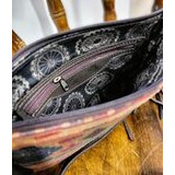 Käsilaukku Southwestern-kuvioilla ja hapsuilla