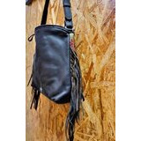 Käsilaukku Southwestern-kuvioilla ja hapsuilla