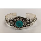 Rannerengas pyöreällä turkoosilla kivellä