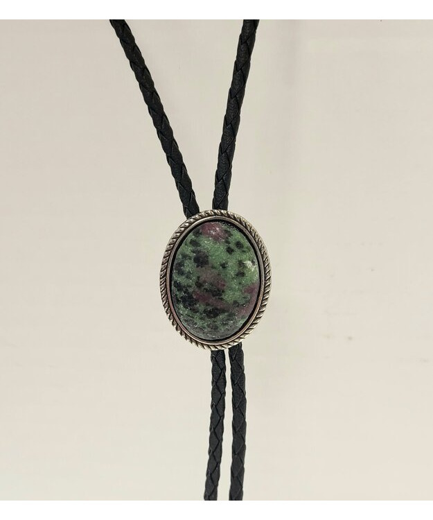  Bolo-kravatti kirjavalla kivellä