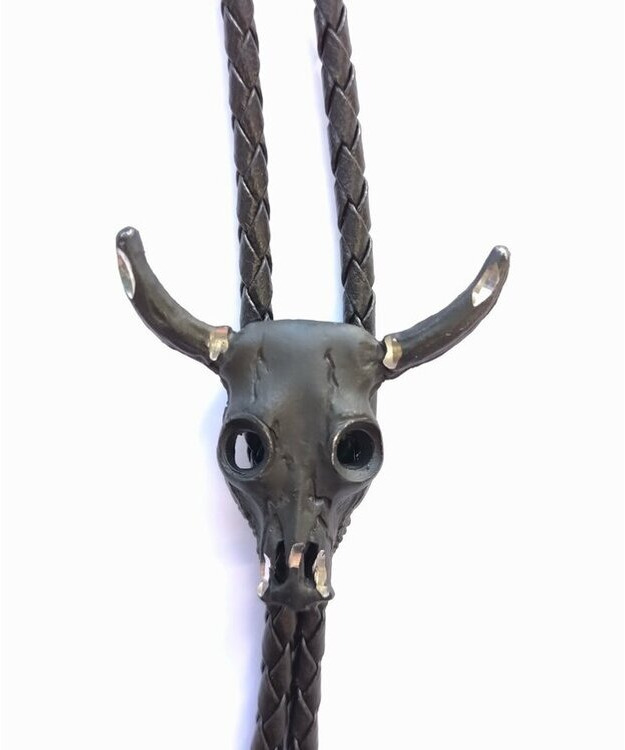 Bolo-kravatti musta härän kallo