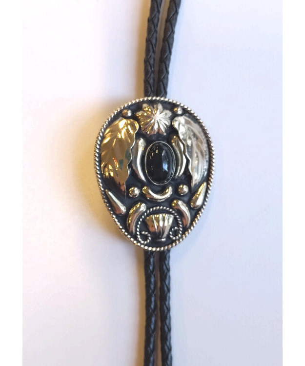 Bolo-kravatti mustalla kivellä