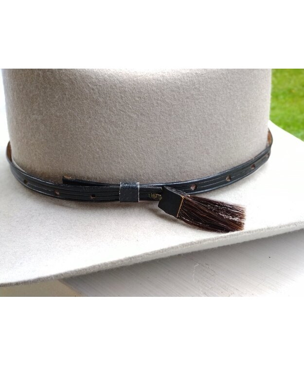 Hattupanta musta tupsulla