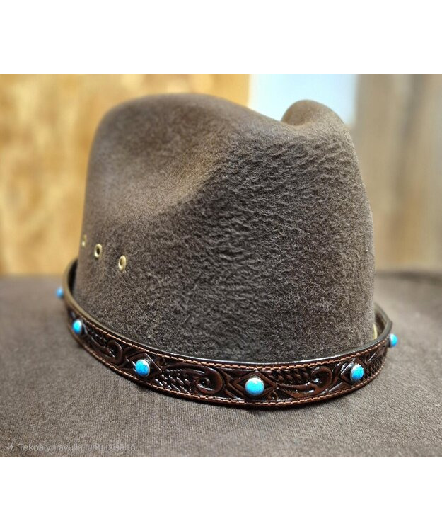 Hattupanta ruskeaa nahkaa, turkooseilla kivillä