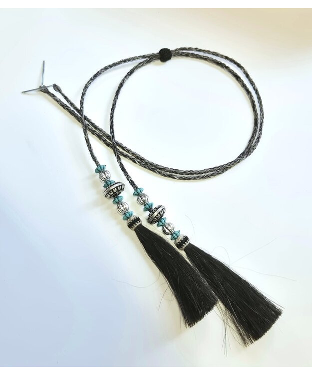 Hatun kaulanauha hevosen jouhia helmillä