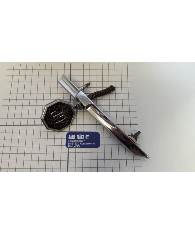 Keulamerkki jalalla Pontiac Grand Prix 1975