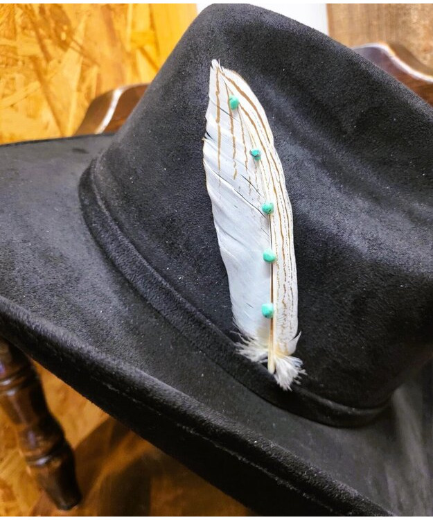 Vaale Koristesulka Hattuun turkooseilla kivillä