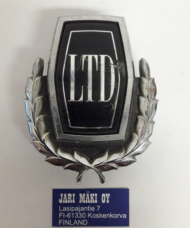 Merkki metallia kattopilarista Ford LTD 1973