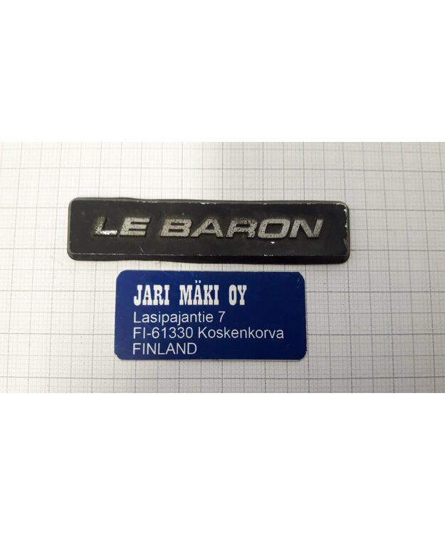 Merkki metallia 2-1/2" Chrysler Lebaron