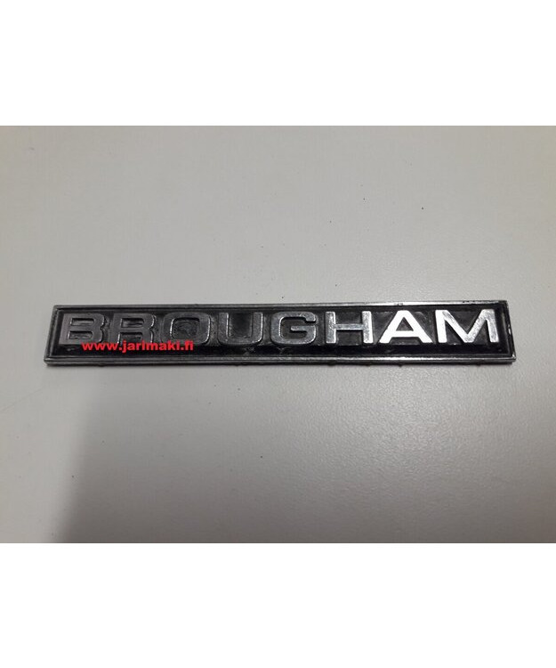 Merkki metallia 4-3/8 Cadillac Fleetwood 1974 (kojetaulu)