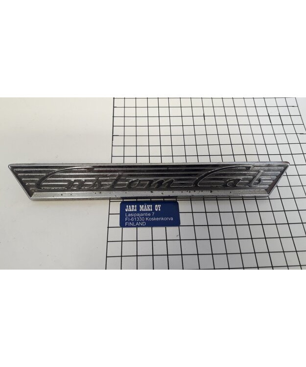 Merkki metallia 7-5/8" For Truck Custom Cab 1955-1956
