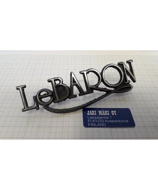 Merkki metallia Chrysler LeBaron