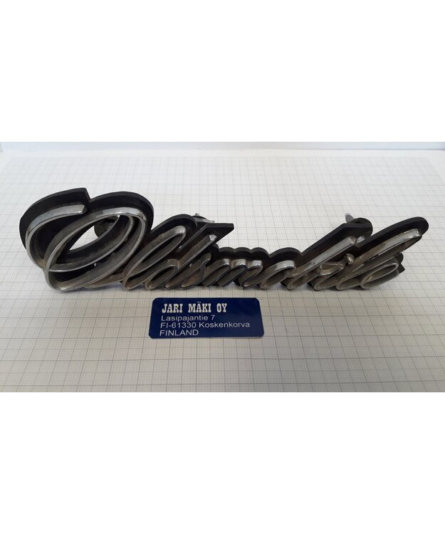 Merkki+pohjalevy metallia maskiin Oldsmobile Cutlass 1971-1972