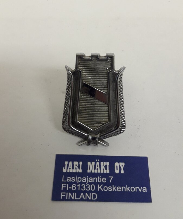 Merkki metallia takaneljännekseen Chrysler Newport 1974-1976