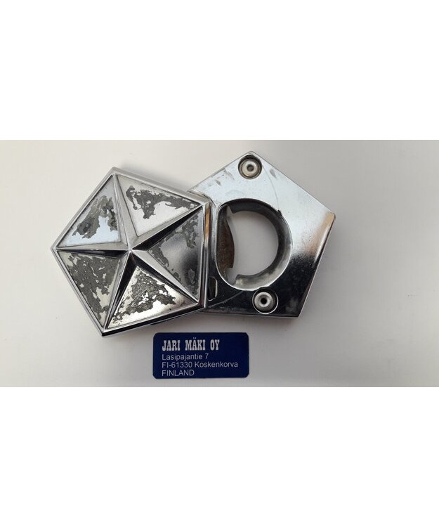 Takaluukun lukon suoja Chrysler 1983-1987