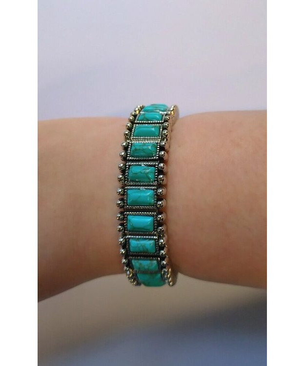 Venyvä käsikoru pienillä kivillä