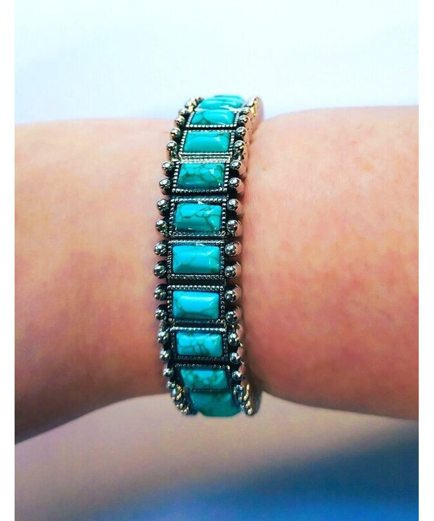 Venyvä käsikoru pienillä kivillä