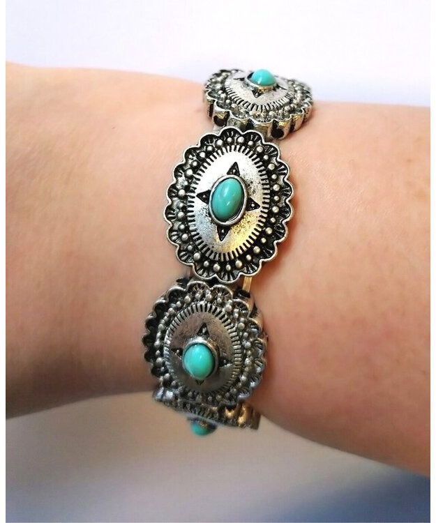 Venyvä käsikoru soikeilla conchoilla